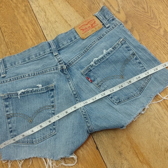 Levi's cut off jean shorts - Picture 3 of 6